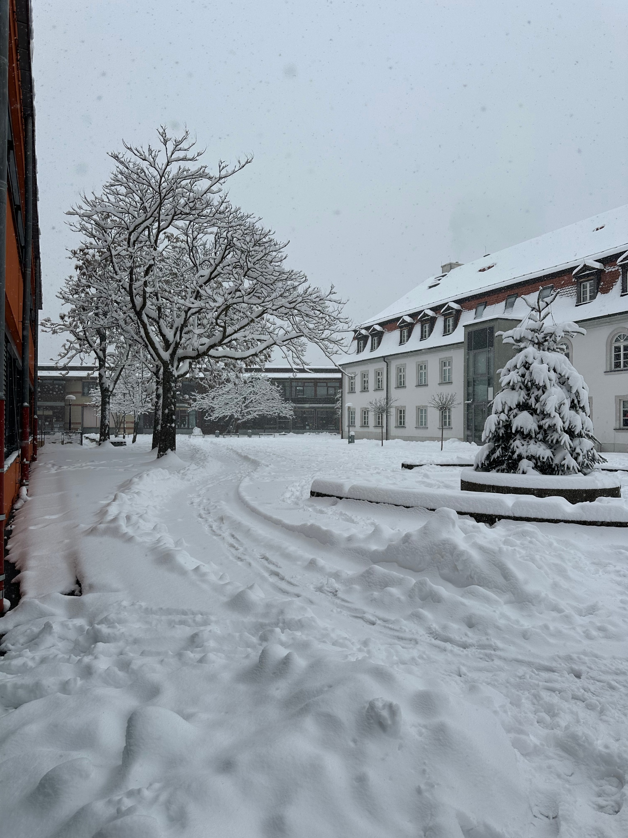 Schnee im Pausenhof